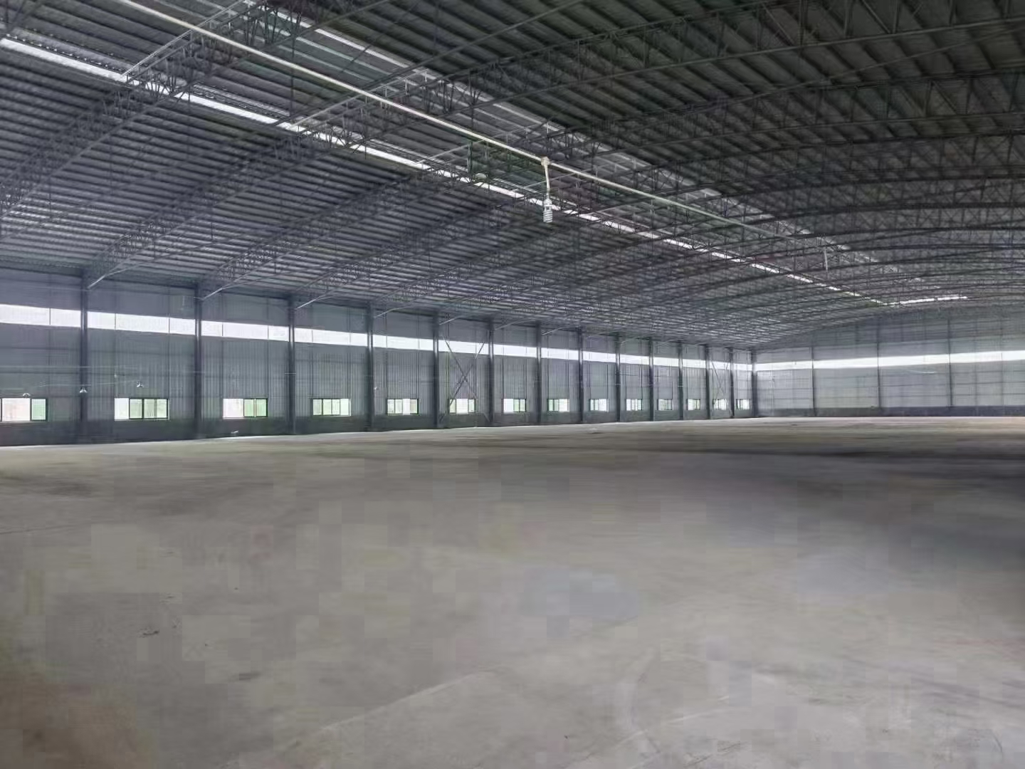 龙湖工业现有单一层钢结构仓库出租:面积1800方，位置好