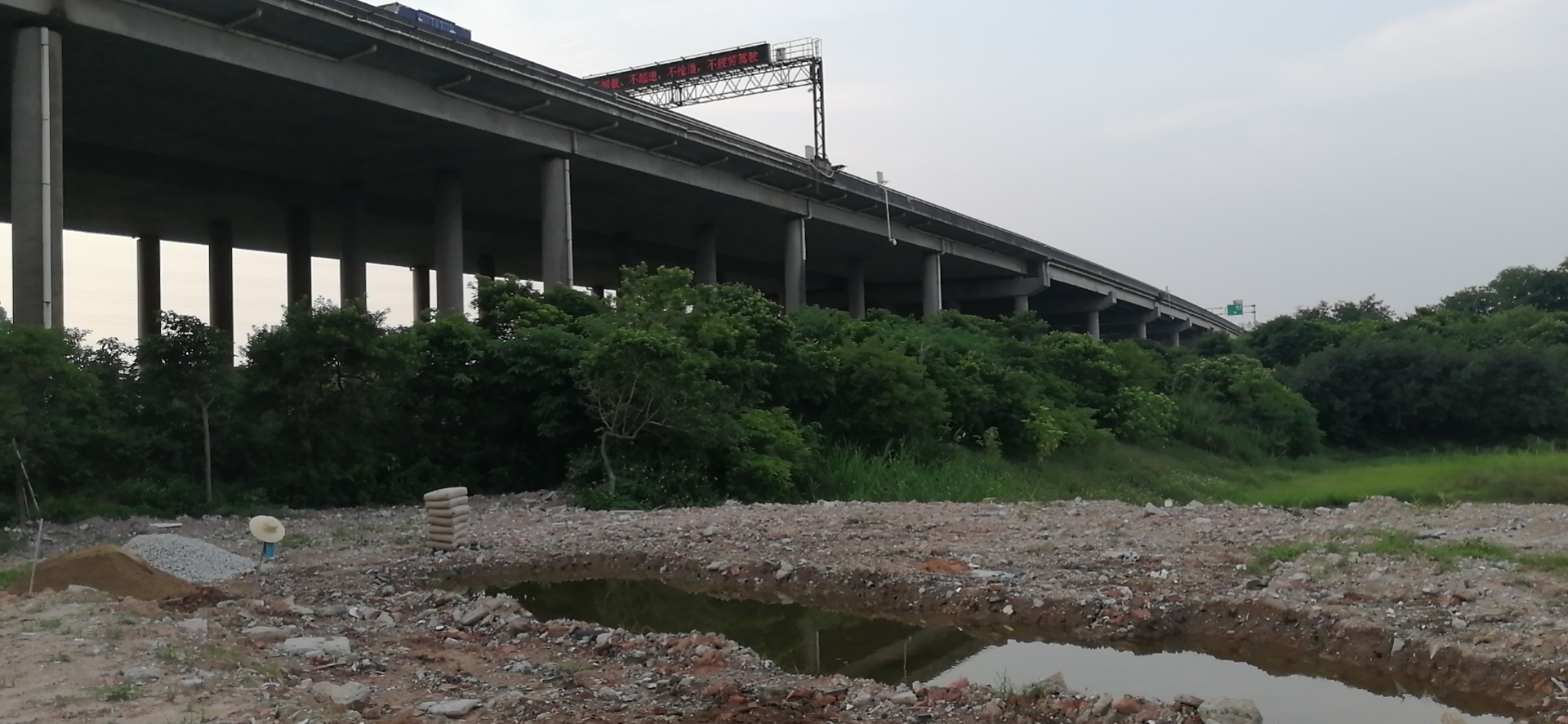 60亩空地，适合停车场，材料准放，花卉种植等行业6