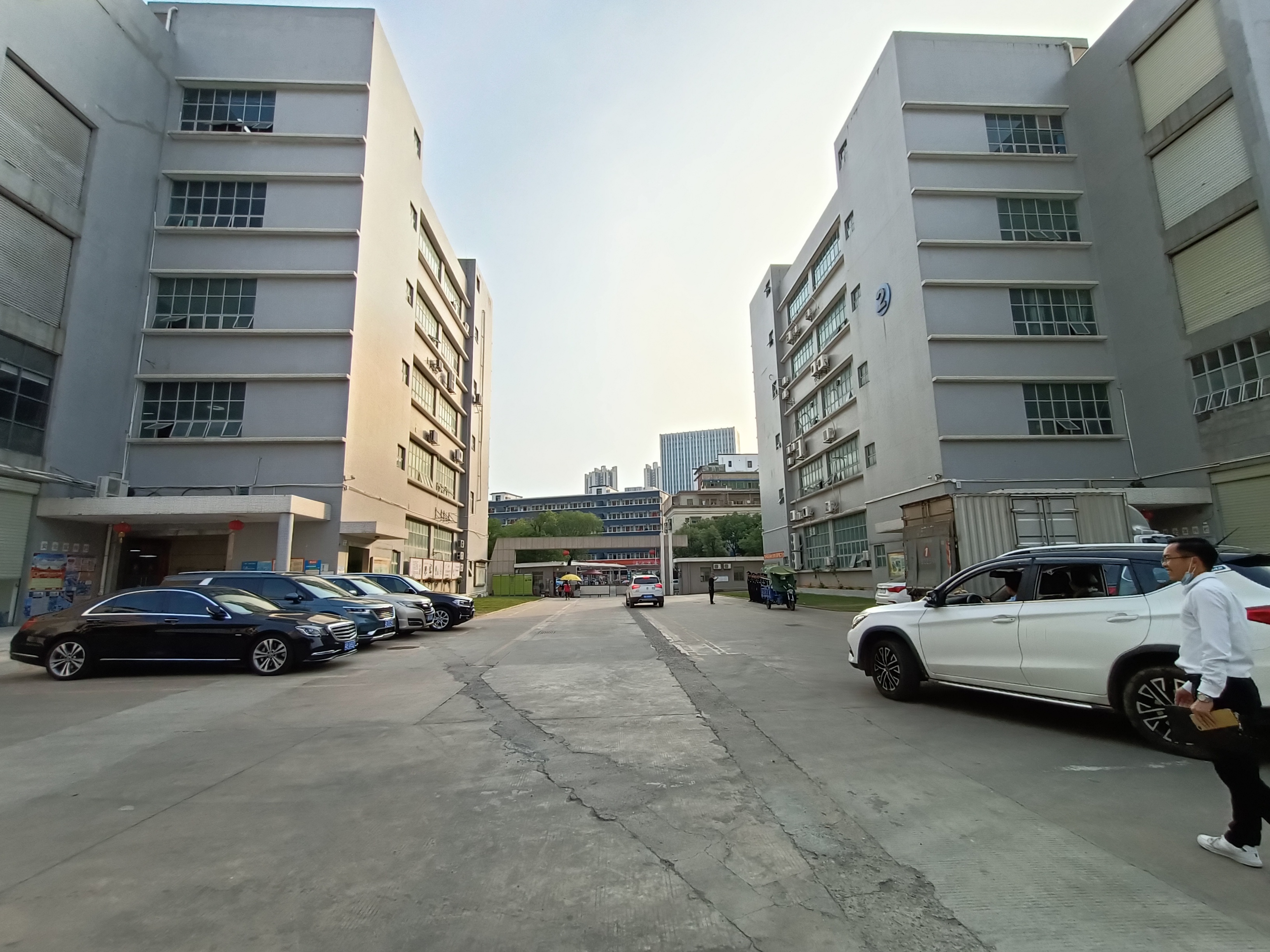 龙华中轴核心大型工业园一楼2000平方厂房仓库出租分租500