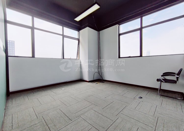 光明凤凰城带超大阳台精装修383平红本已空置3+1格局办公室3