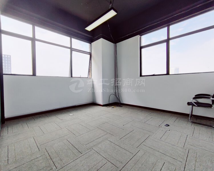 光明凤凰城带超大阳台精装修383平红本已空置3+1格局办公室