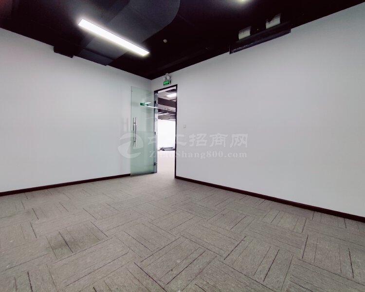 光明凤凰城带超大阳台精装修383平红本已空置3+1格局办公室