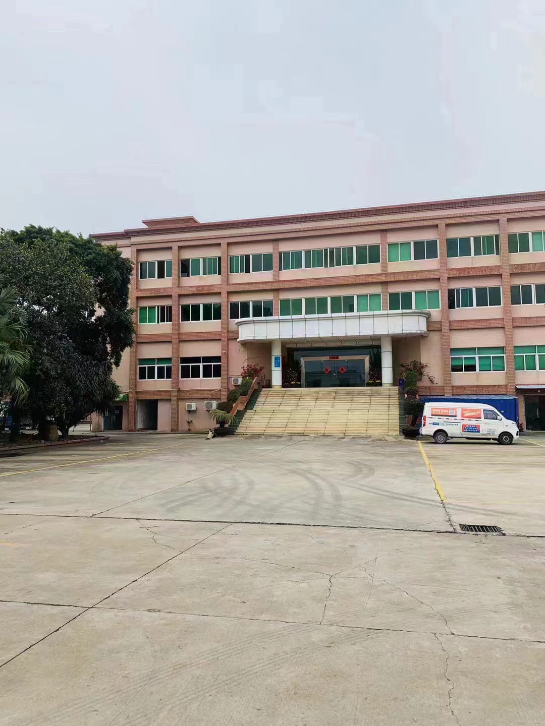 学校！出售东莞市凤岗镇学校：位置漂亮，交通方便，学生满员1