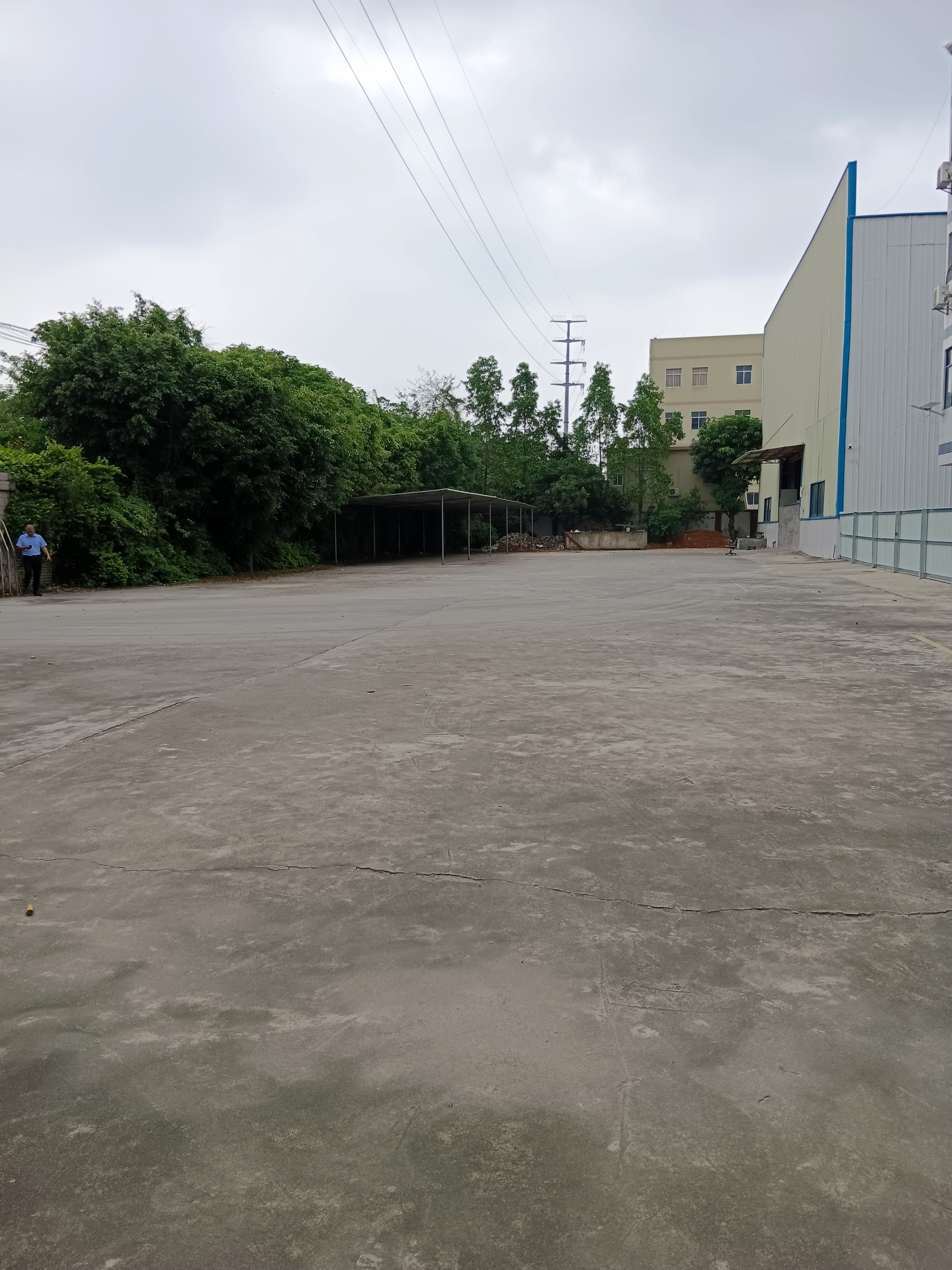 中城荔新公路边上。空地出租，证件齐全1