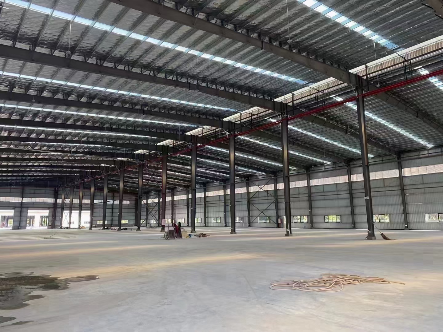 白云湖大朗工业区现有单一层钢结构仓库出租，面积2800平方，