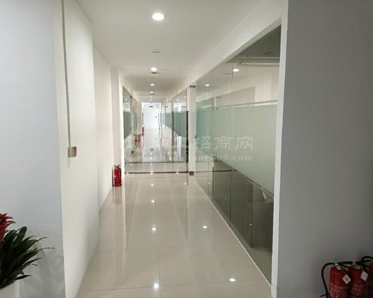 深圳福田写字楼为商务办公配套，每层面积为750平方米，带装修