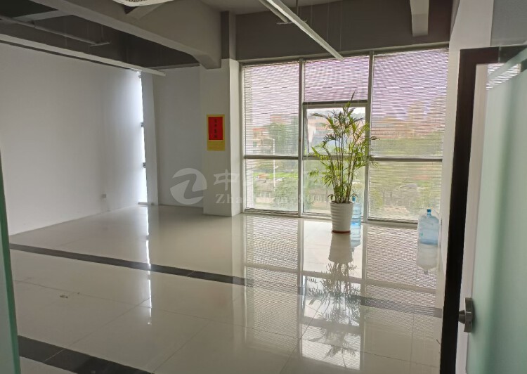 深圳福田写字楼为商务办公配套，每层面积为750平方米，带装修2