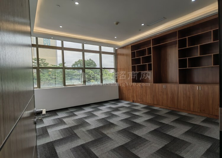 兴东高新园区400平精装办公室4个办公室带大气前台配空调桌椅7