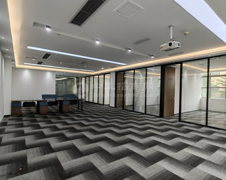 兴东高新园区400平精装办公室4个办公室带大气前台配空调桌椅