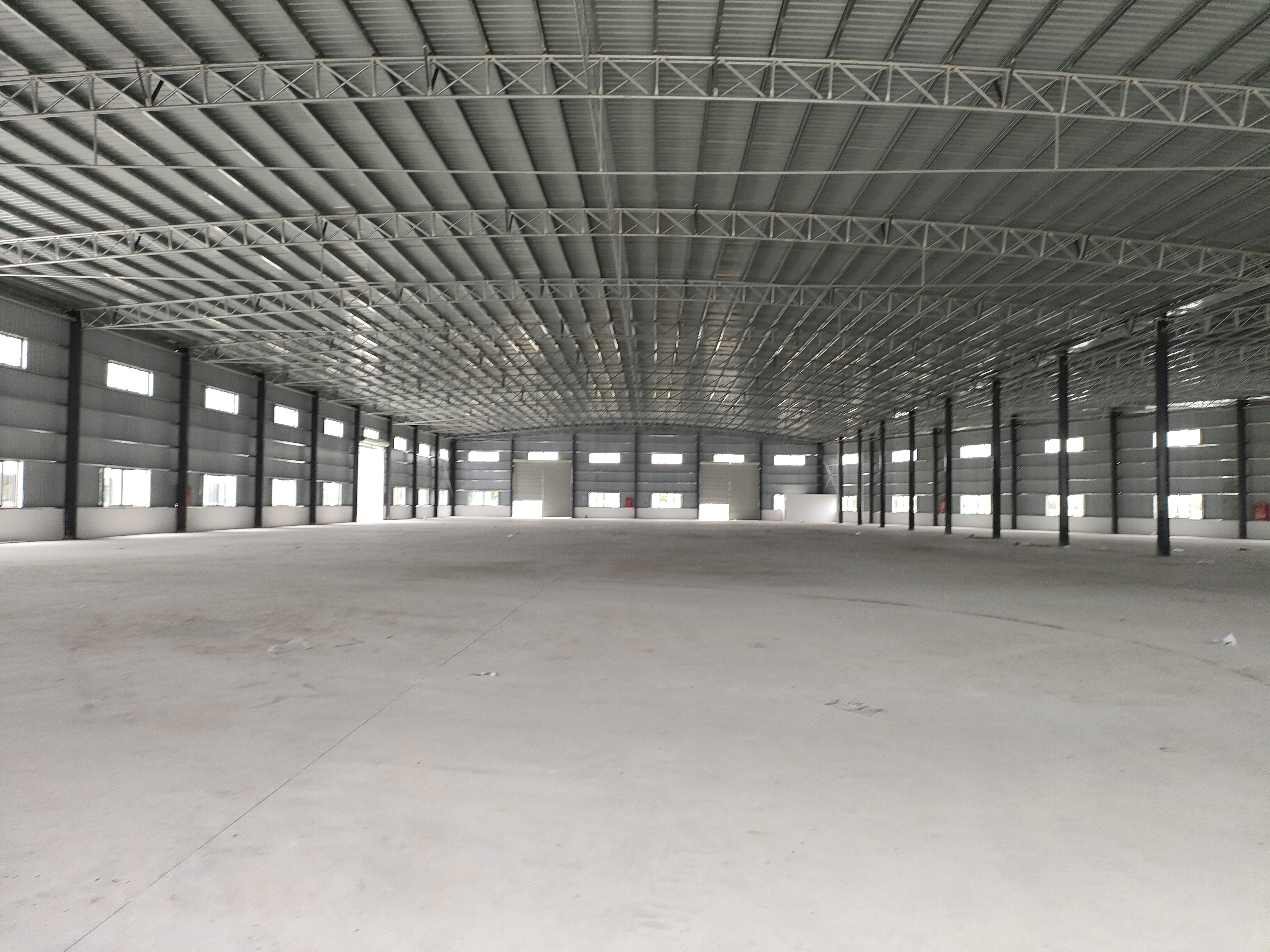 新建物流仓，面积12000方，仓库所有手续齐全，合同5