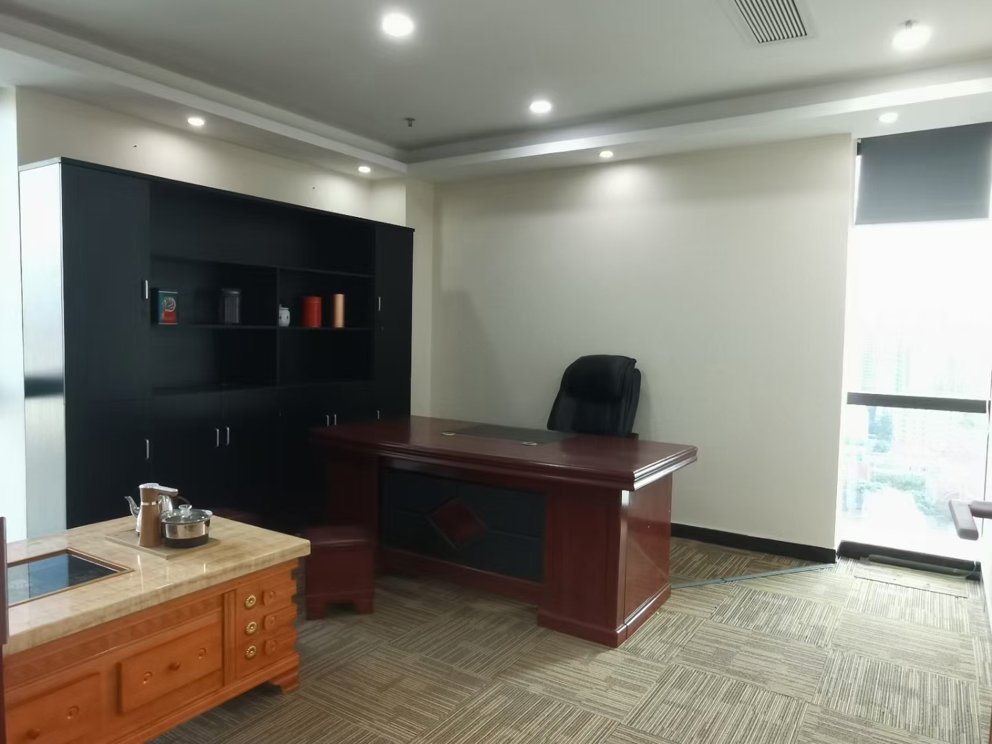 宝龙新出六百多平的豪华办公室，带中央空调，家私齐全，