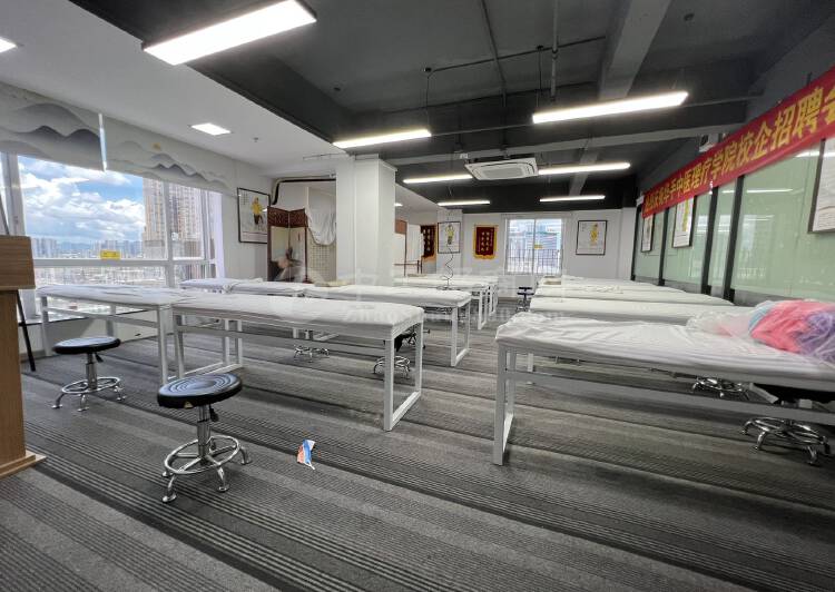 龙华清湖地铁站附近新出一套720平办公室7
