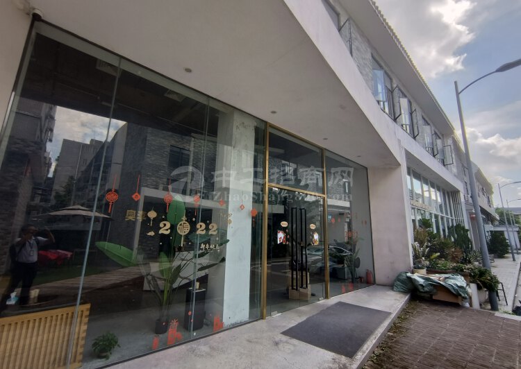 海珠新滘中路独栋复式1126方办公场地，精装修，交通便利1