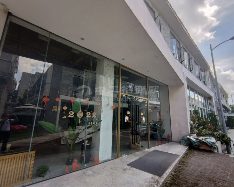 海珠新滘中路独栋复式1126方办公场地，精装修，交通便利