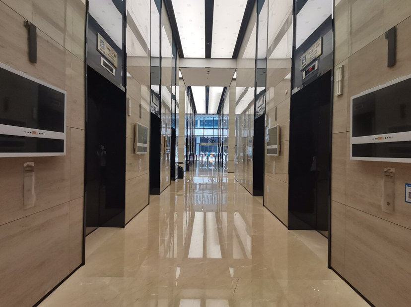 高层电梯口海景办公室出租面积868平米6+1格局低价出租