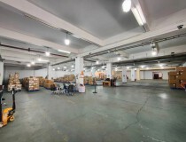 布吉地铁口一楼2500平，适合物流配送仓储加工等行业。