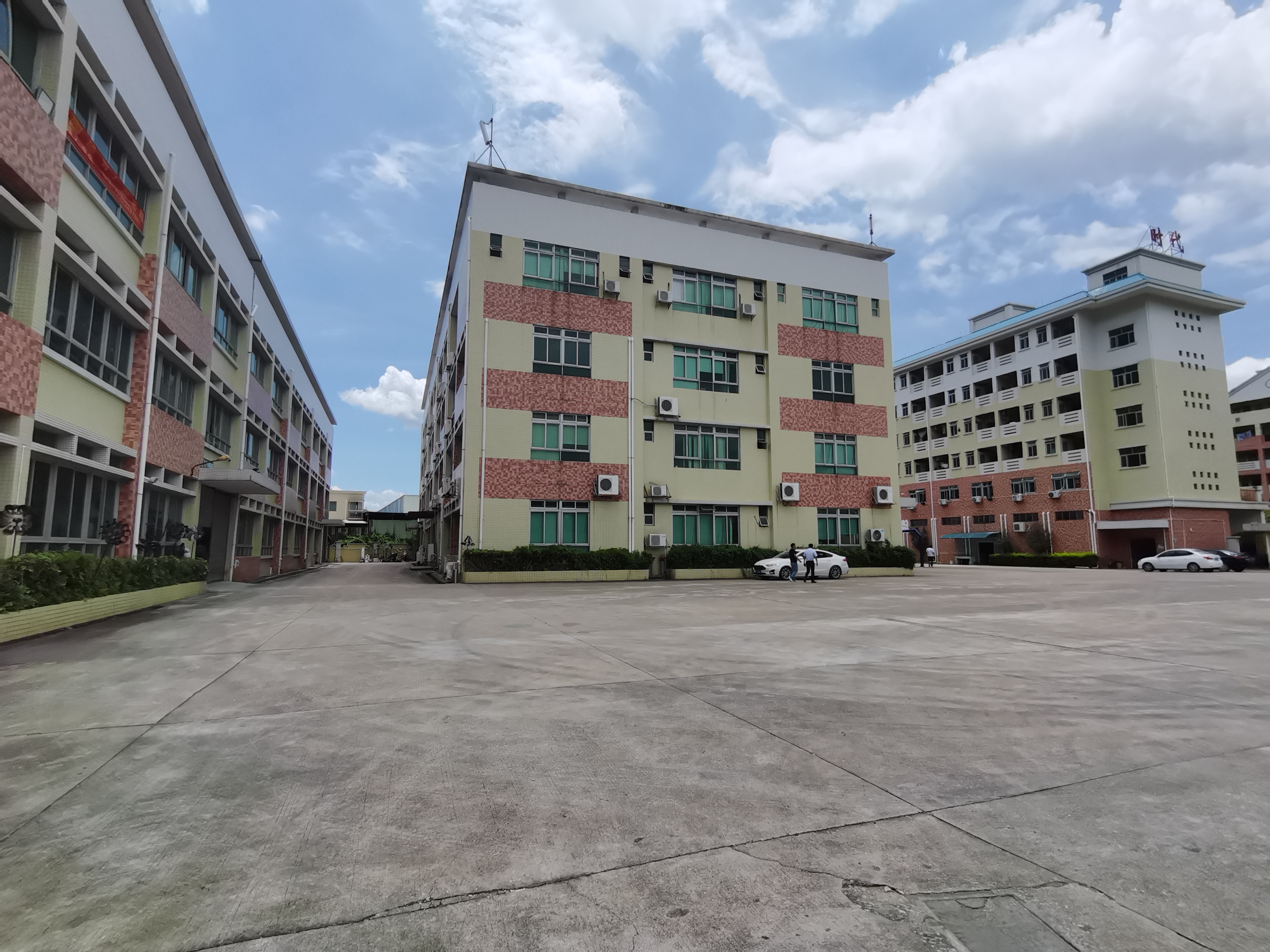 东莞市南城区4000平方独栋仓库厂房出租空地大好停车。