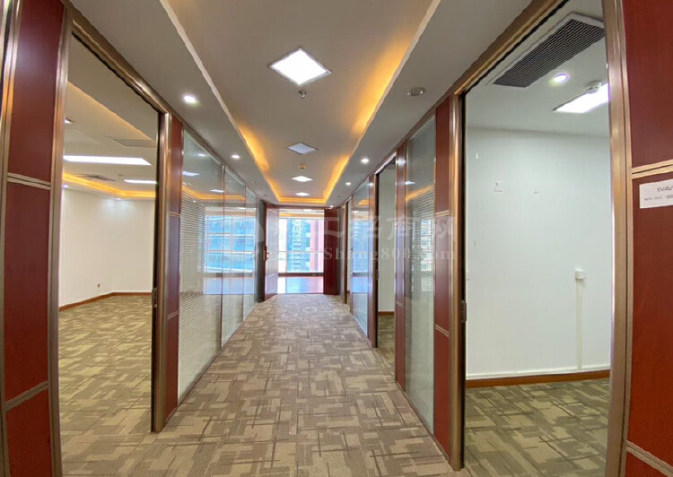电梯口豪华装修办公室大厅可以容纳60-70人办公价格便宜8