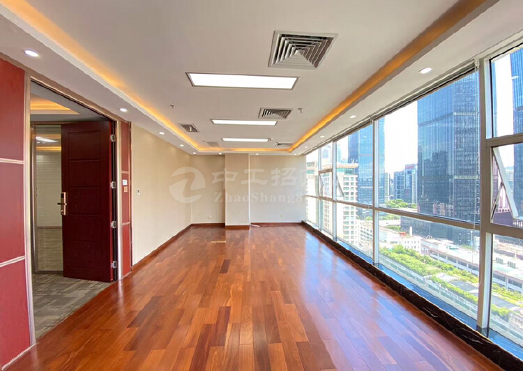 电梯口豪华装修办公室大厅可以容纳60-70人办公价格便宜1