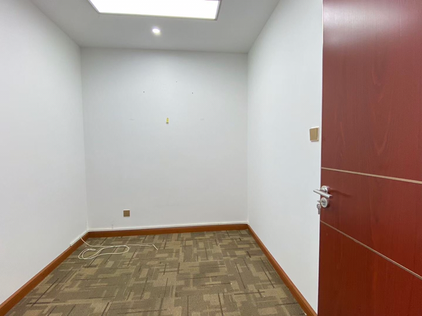 电梯口豪华装修办公室大厅可以容纳60-70人办公价格便宜