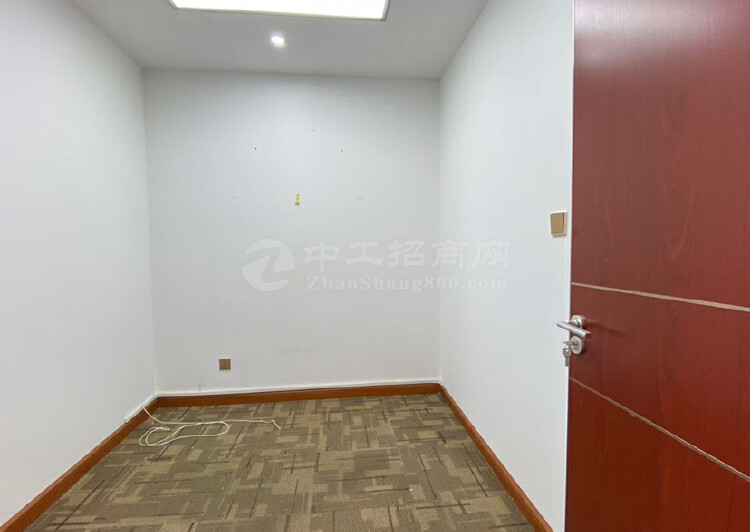 电梯口豪华装修办公室大厅可以容纳60-70人办公价格便宜3