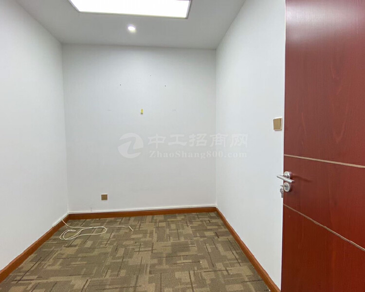 电梯口豪华装修办公室大厅可以容纳60-70人办公价格便宜