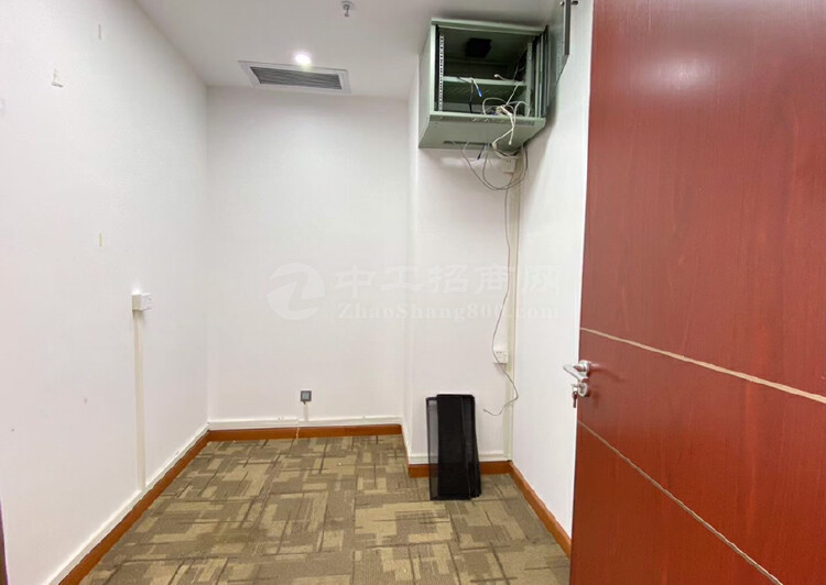 电梯口豪华装修办公室大厅可以容纳60-70人办公价格便宜4