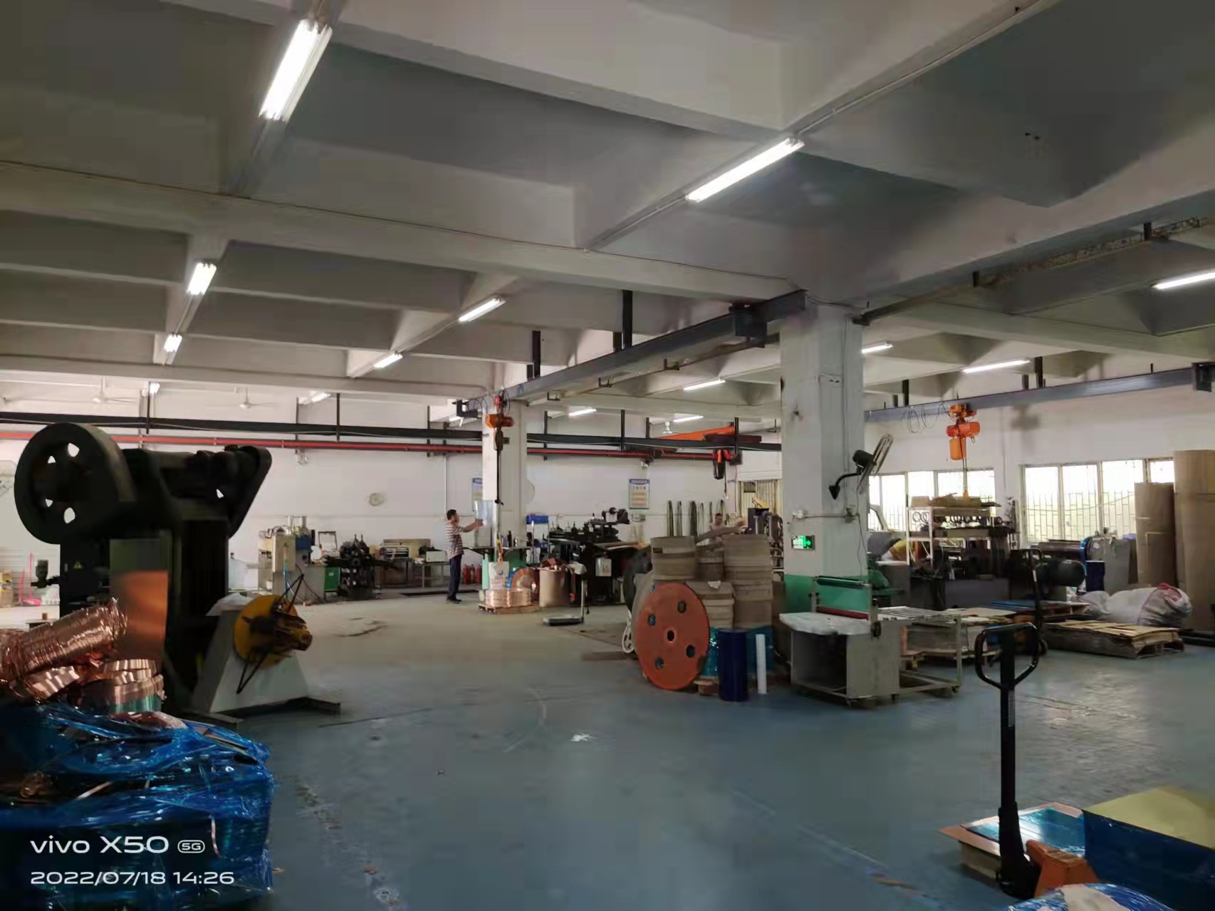 长安咸西新出一楼标准厂房1500平，水电齐全现成装修可做仓库