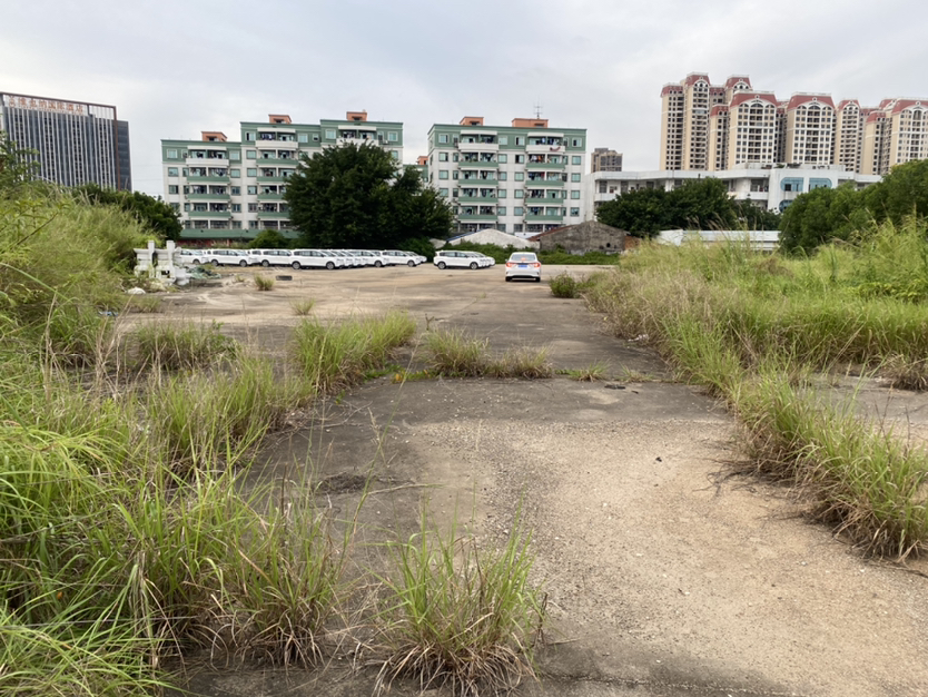 火炬开发区带红本出租空地，可分租，大路边进车方便1