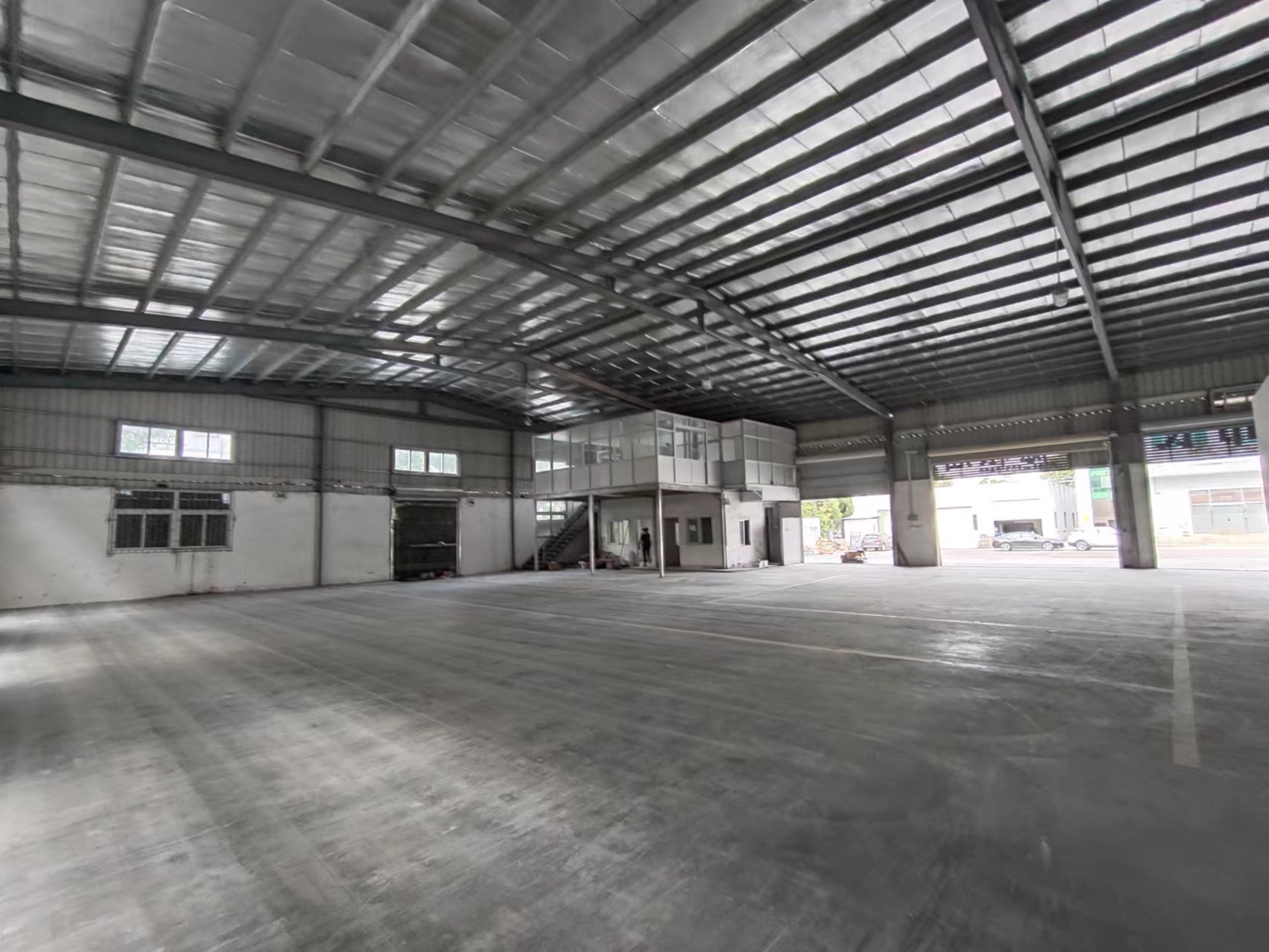 长安靠深圳1楼1200平方钢结构厂房出租，空地大，可做仓库。