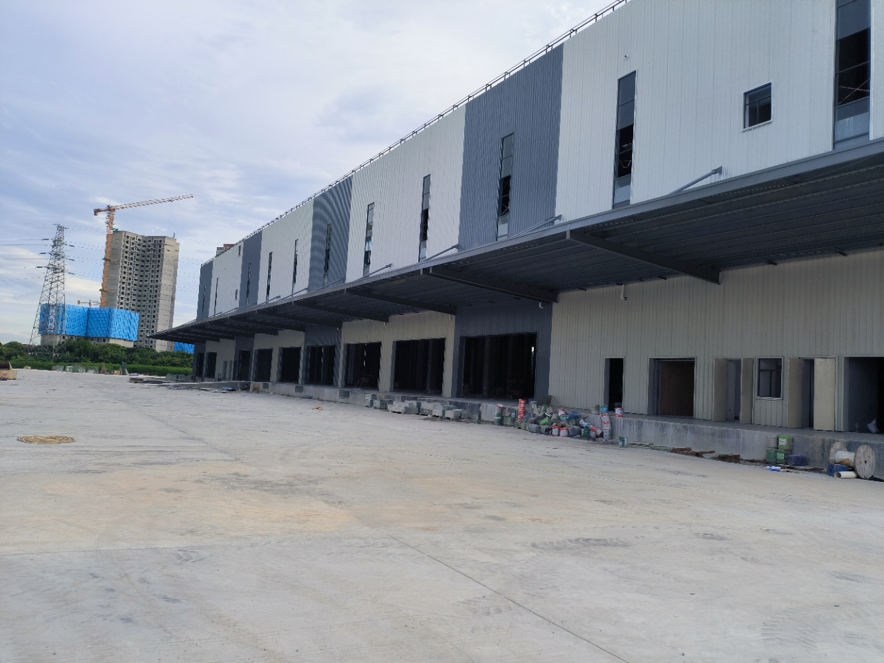 东升镇东锐工业区新建钢结构厂房仓库招租，有房产证，空地大。