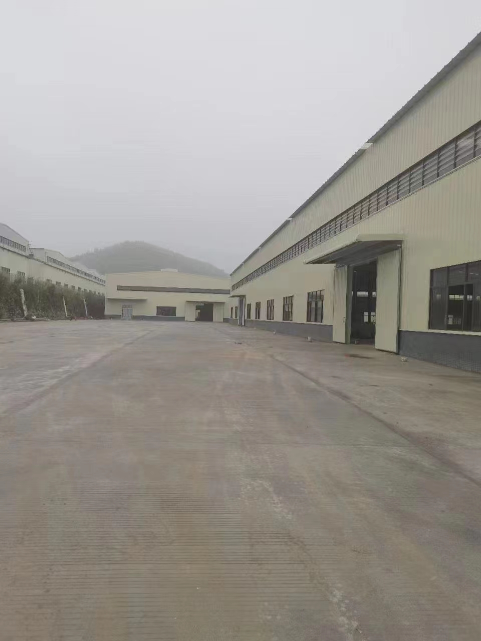 广州市黄埔区新出单一层钢结构滴水12米6800平方米高台仓库
