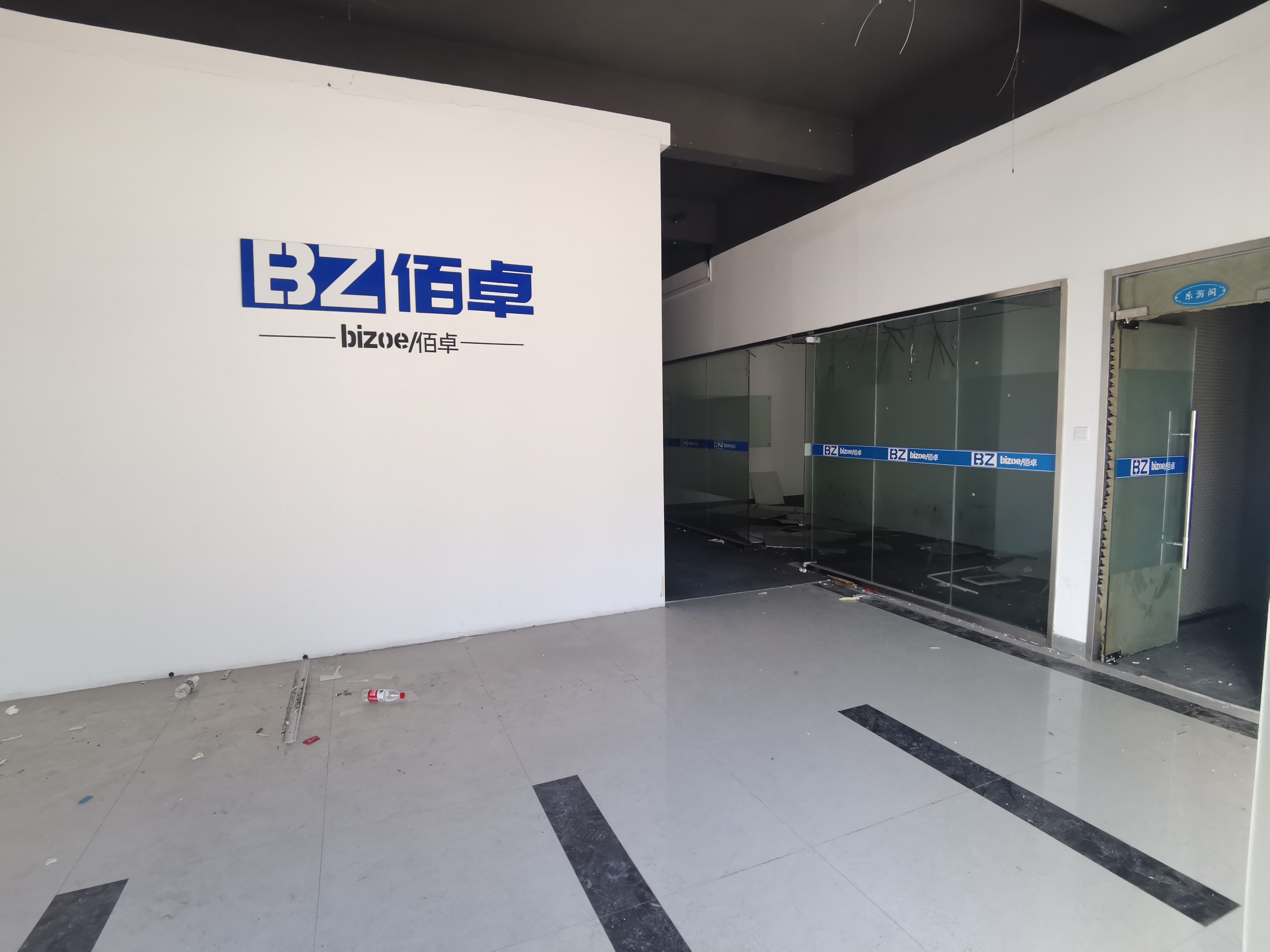 深圳龙华清湖北地铁站一楼580平做物业仓库出租