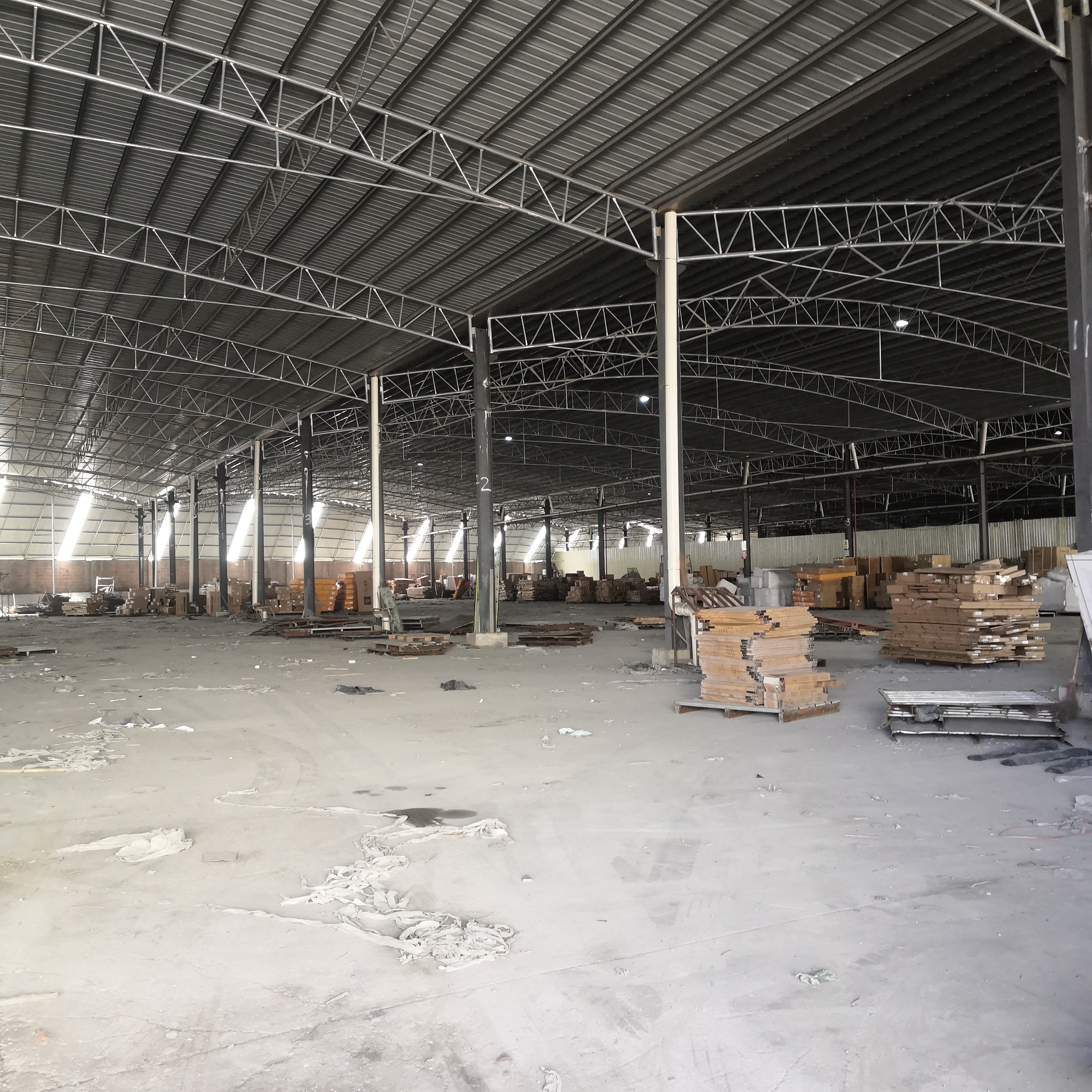 南庄梧村工业区后面全新钢结构厂房，可做仓库，物流，空地免费用