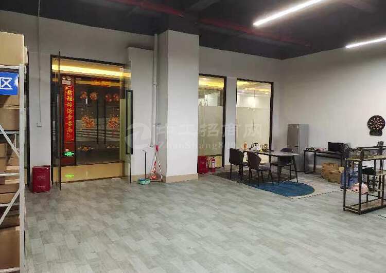 深圳福永精装写字楼出租，楼上精装550平交通便利货梯3吨5