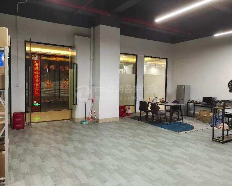 深圳福永精装写字楼出租，楼上精装550平交通便利货梯3吨