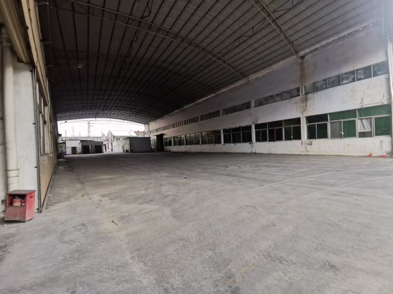 顺德北滘大型物流仓库，仓库面积14000平方米，空地2500