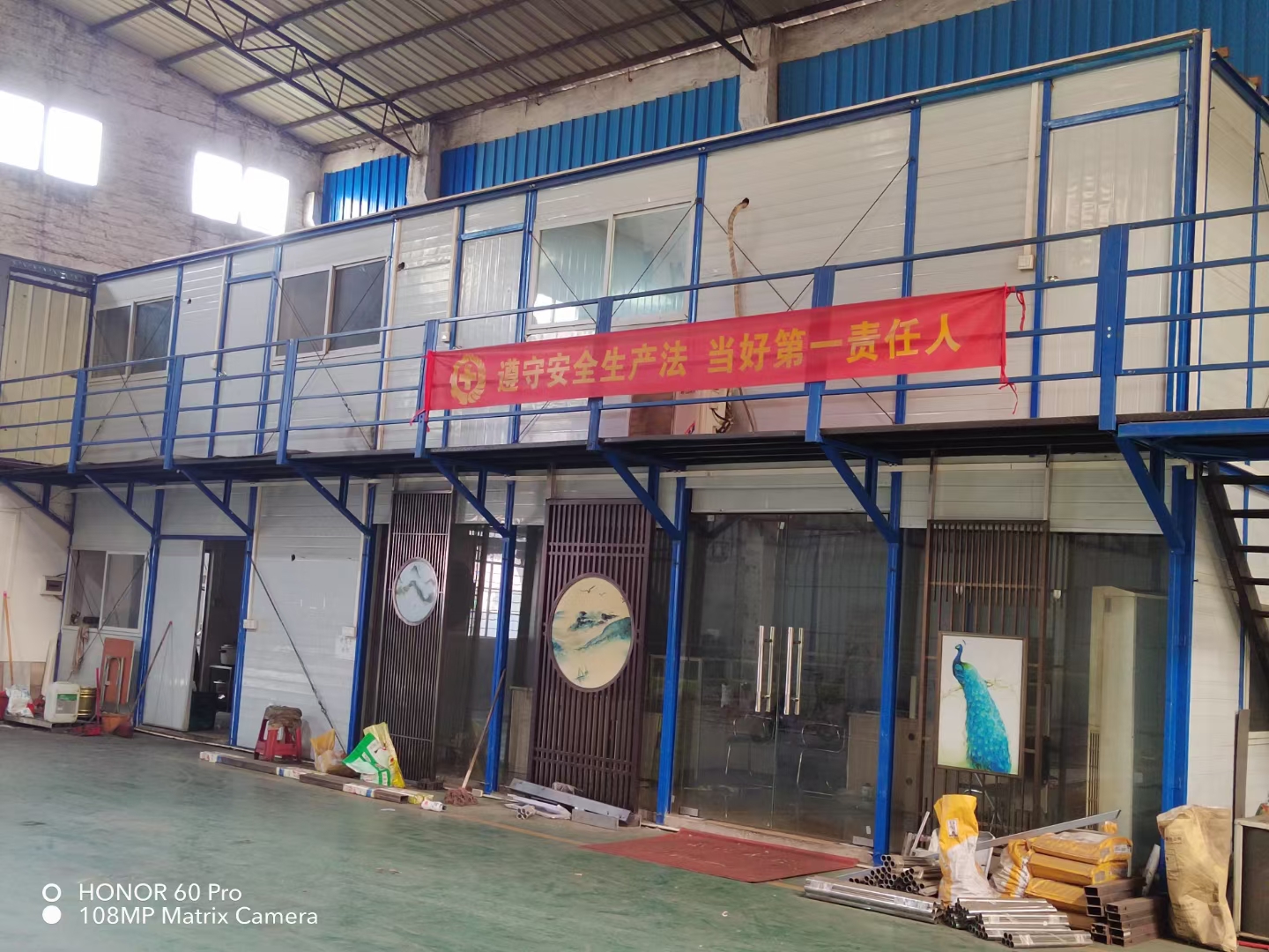 北滘镇工业区单一层钢构仓库出租，面积1500方；厂房砖墙到顶