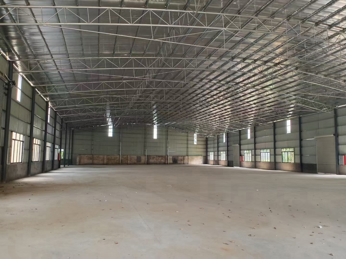 番禺独院工业厂房仓库2300平方，证件齐全，空地大，可分租