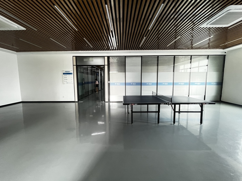 观澜新田高速口楼上500平精装修办公室厂房仓库出租。