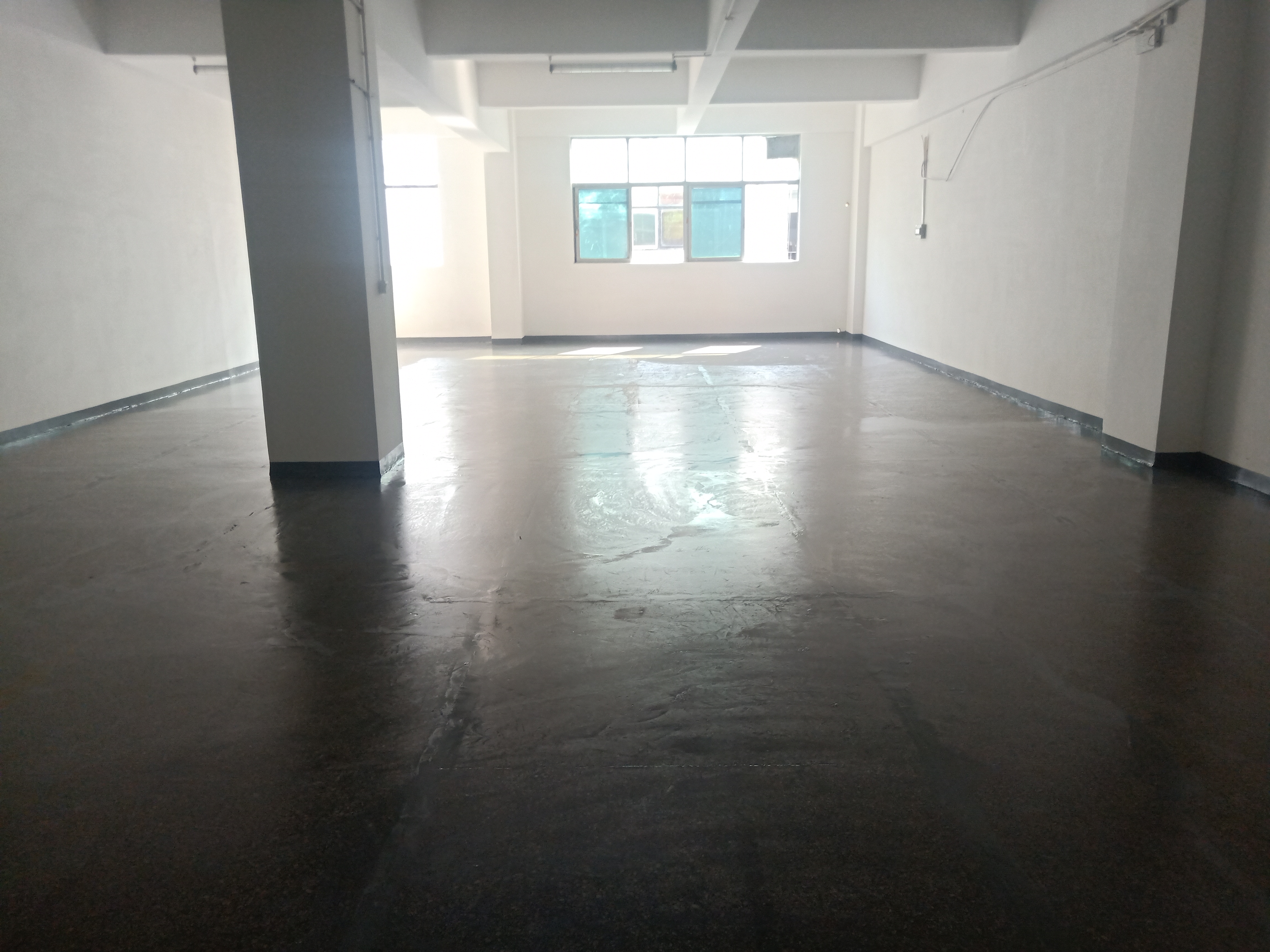 龙华浪口工业区300全新厂房出租，刚刷完的地坪漆，适合做仓库