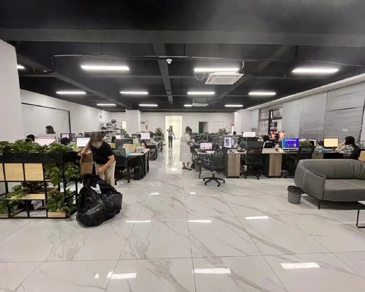 清湖地铁站豪华装修办公室面积1012平米 18+1格局  