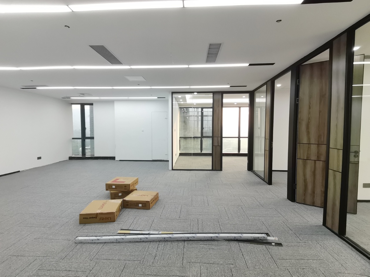 宝安京基御景峯精装采光靠窗大开间户型可容纳30个人办公
