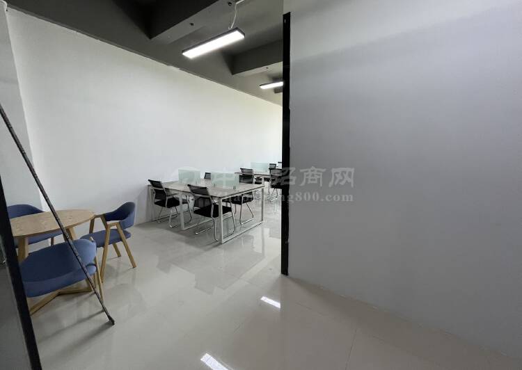 深圳布吉李朗地铁口全新红本写字楼出售，面积588平1