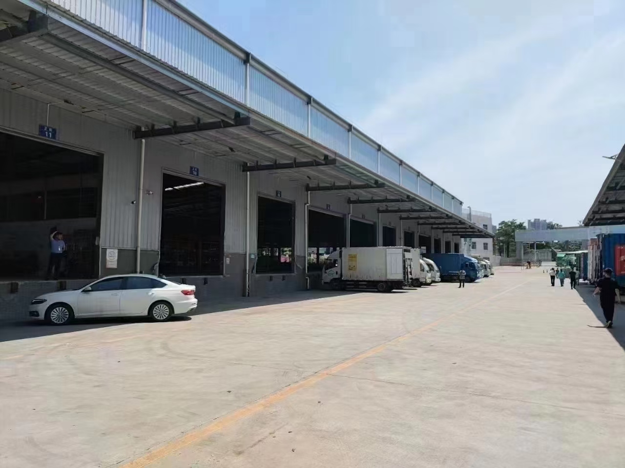 万江区新出标准物流仓库：5000平方，有1.2米卸货平台。高