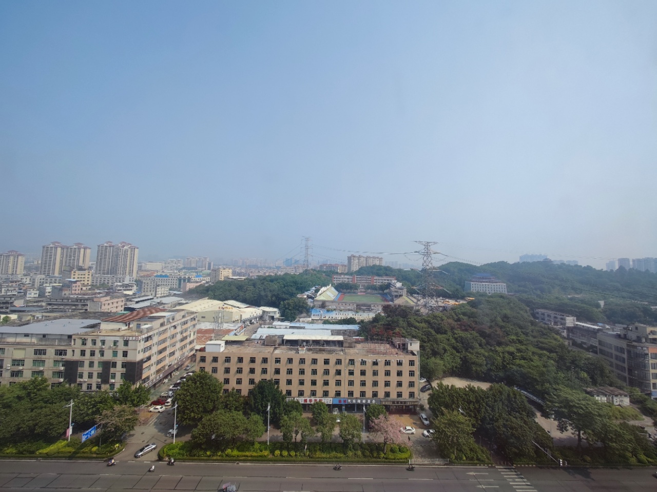 广深大道路口交叉处，近路边写字楼2