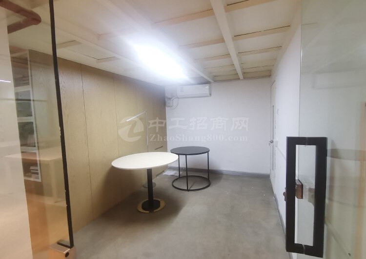 华侨城一手业主直租超高使用率精装修层高6米带全套家私2