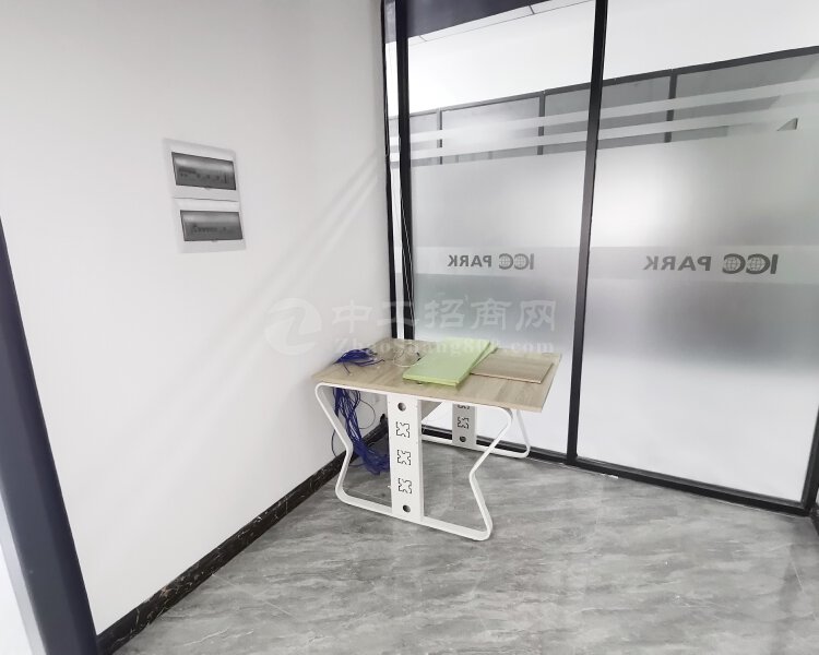 龙华大浪创意园办公室300平方出租可分租，带家私空调精装修