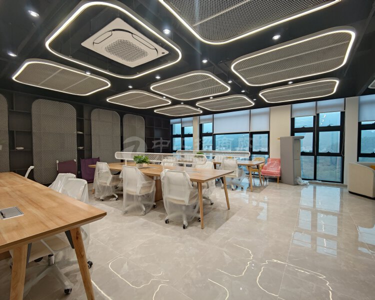 黄埔科学城中心位置附近新出精装修带家具办公室招商中，可以分租