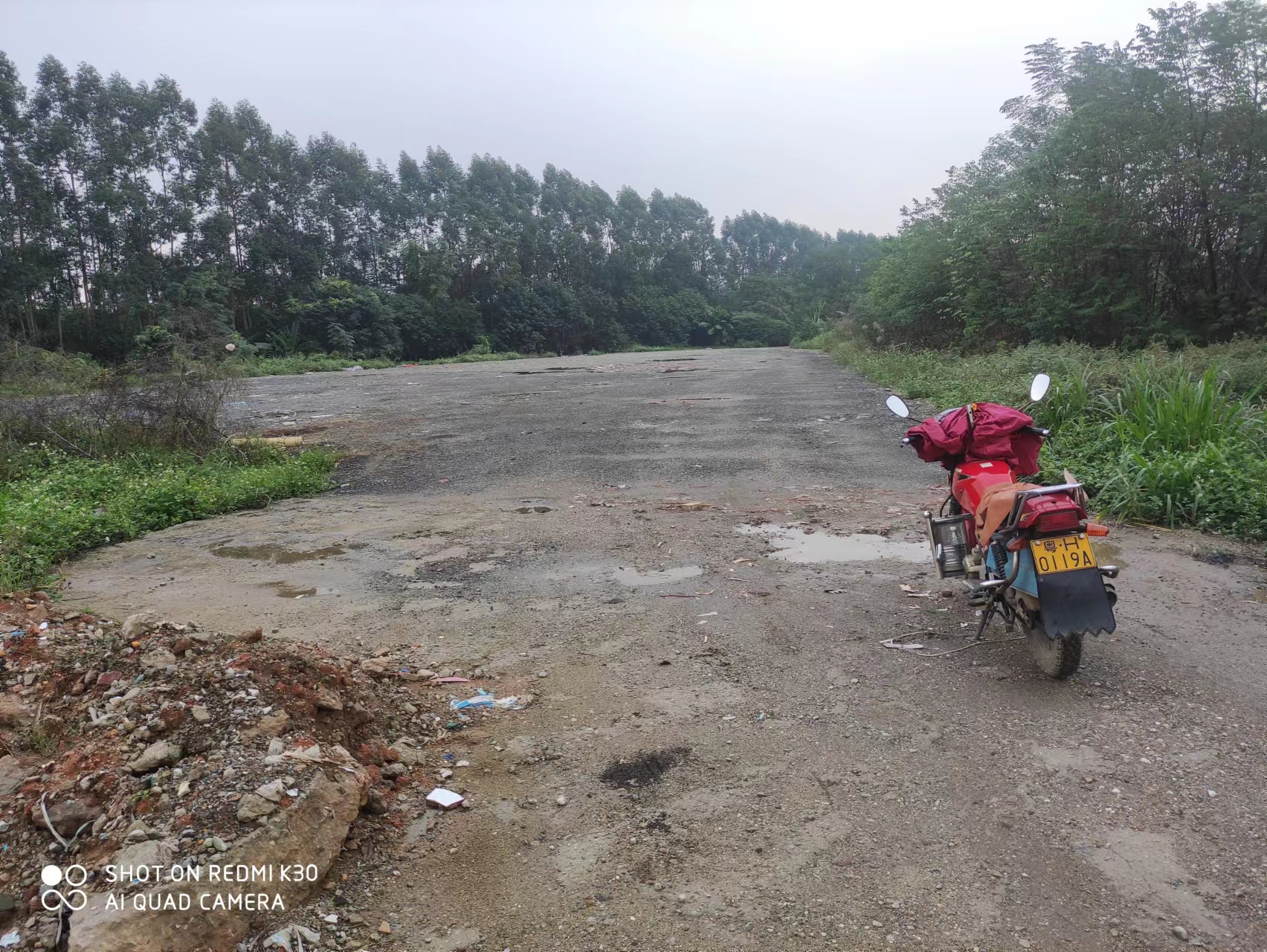 原房东村集体用地，已铺好沙子可做水泥制件大马路边上，水电齐全1